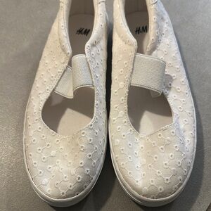 H&M White Sneakers Kids eyelet size 2.5  Fabric and Rubber Sole